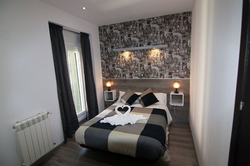 Hostal Mh Fuencarral Madrid Exteriér fotografie A room at the hotel